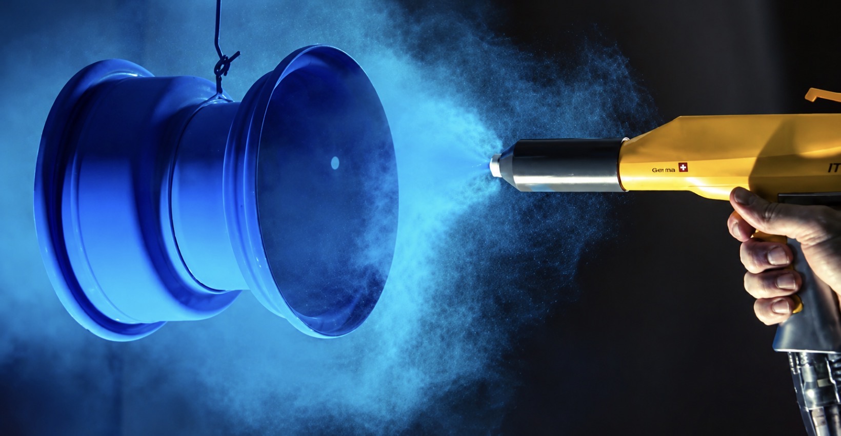 Aplicação de pintura a pó azul em peça industrial