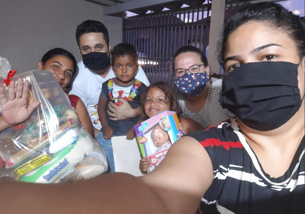 Entrega de cesta de alimentos e brinquedo durante a pandemia