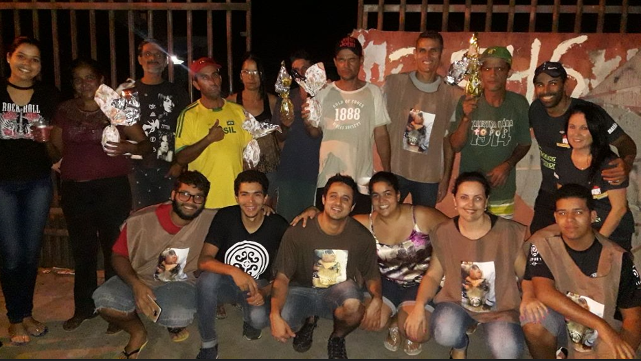 Voluntários e pessoas assistidas durante uma entrega de chocolates