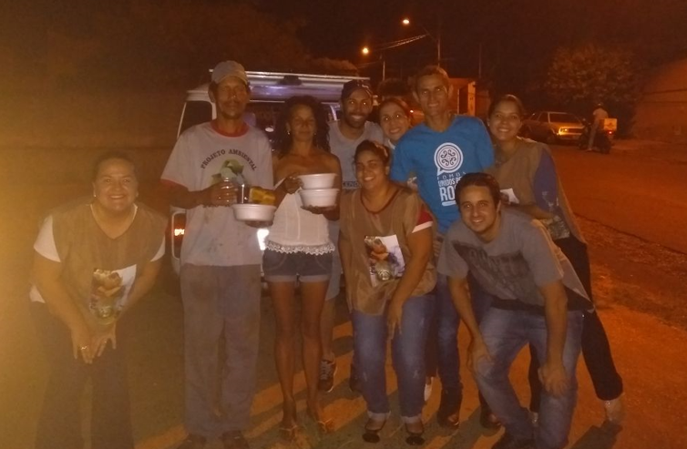 Equipe de voluntários durante uma ação noturna