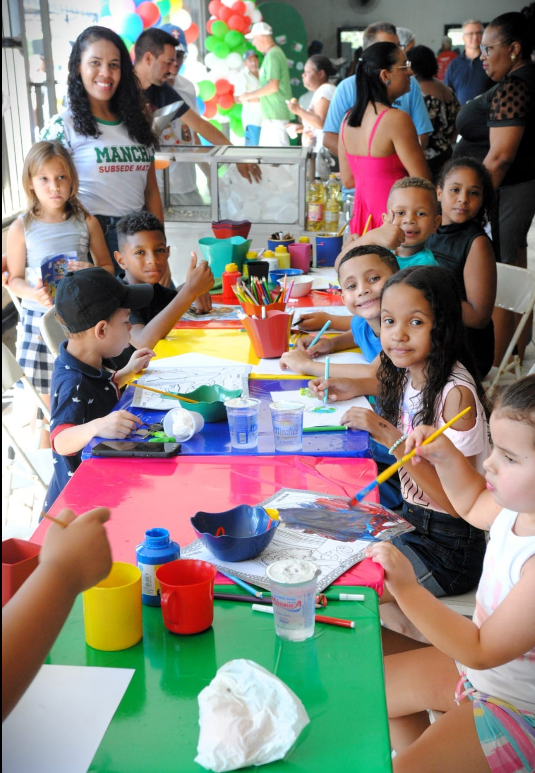 Crianças participando de atividades de pintura em uma festa